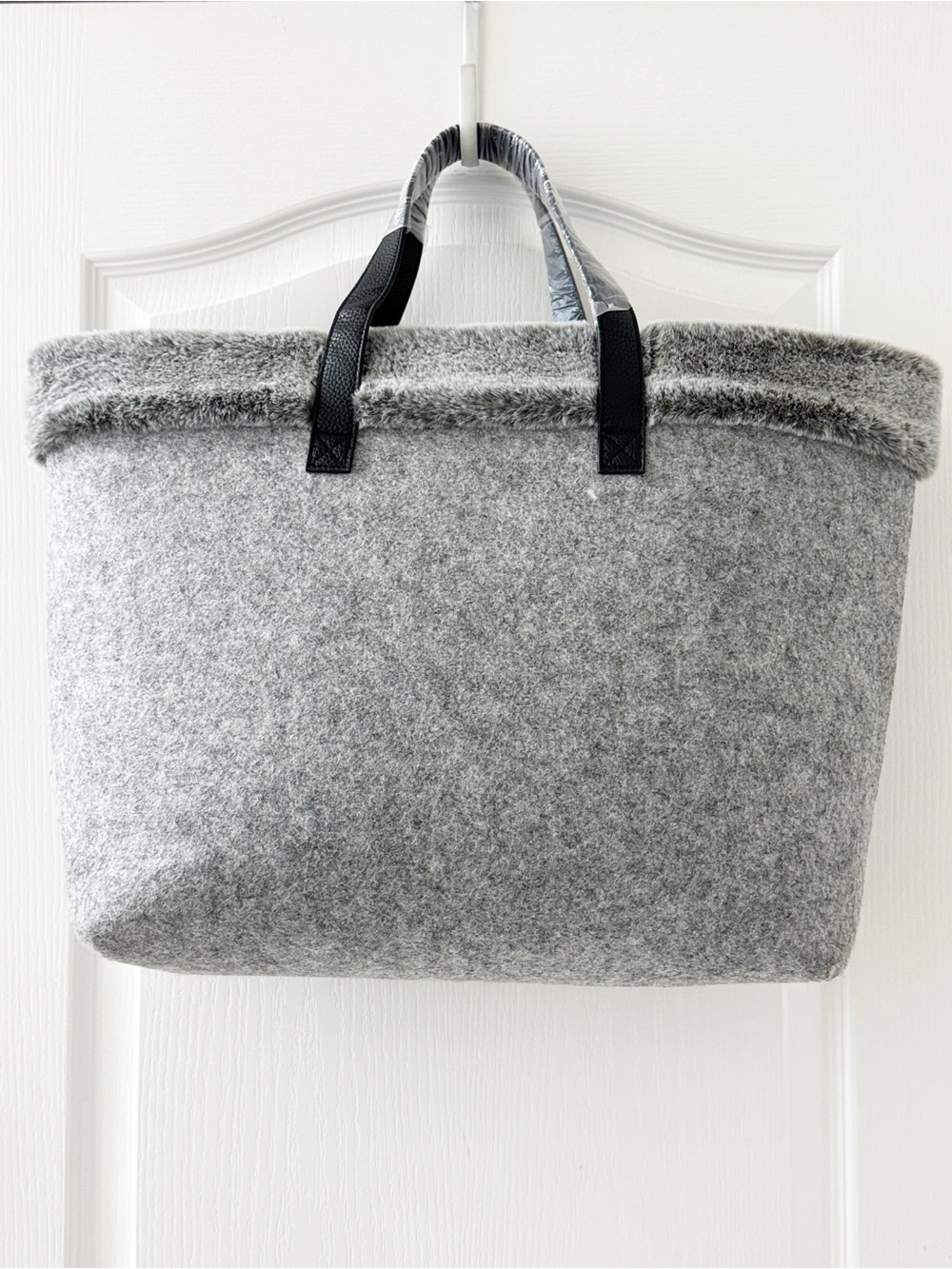 BARNES & NOBLE Gray Felt Tote Bag With Faux Fur Trim, Black Straps New!